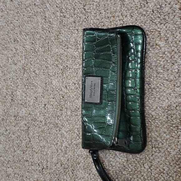 Vera Wang Clutch/ Wristlet Foldable - Picture 1 of 16
